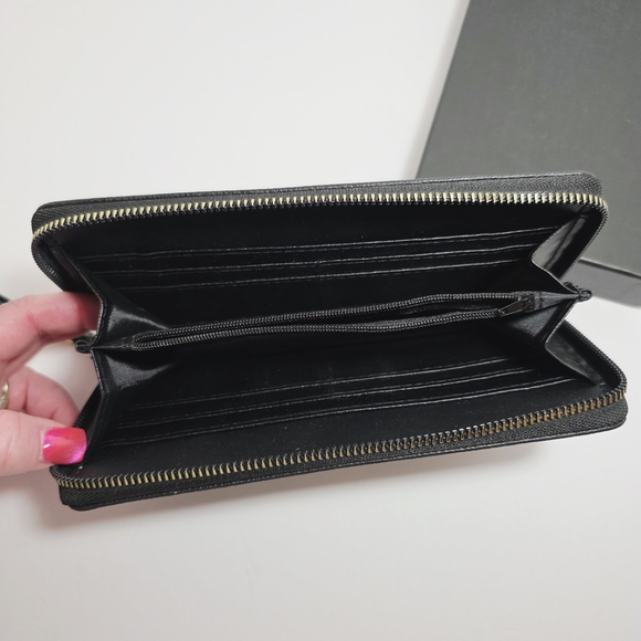 Rebecca & Rifka Black Pebbled Leather Zip Around Wallet Wristlet Gold Medallion - Picture 5 of 7